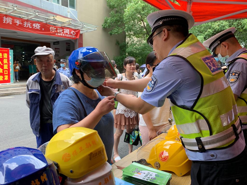 保卫部举办“一盔一带 安全常在”交通安全宣传周活动